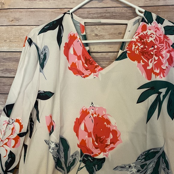 Womens top 2XL (fits more like a L/XL) - Picture 2 of 4